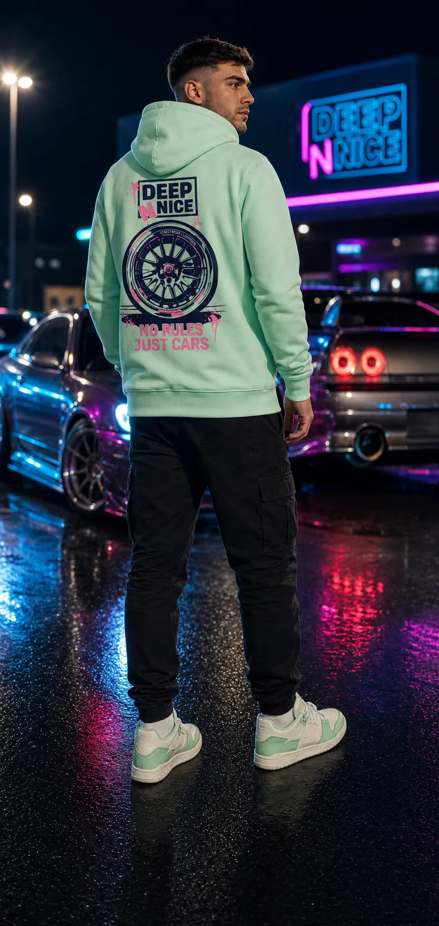Mann im Mint Hoodie von hinten