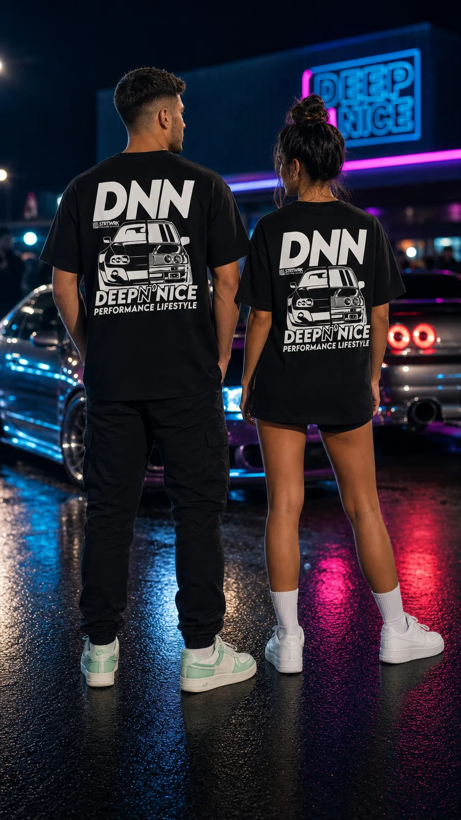 Mann und Frau im schwarzen DNN Shirt von hinten
