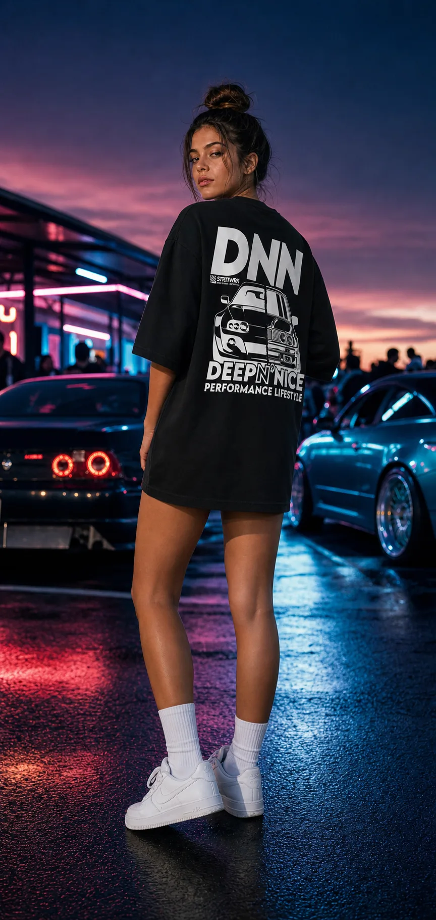 Frau im schwarzen DNN Shirt von hinten