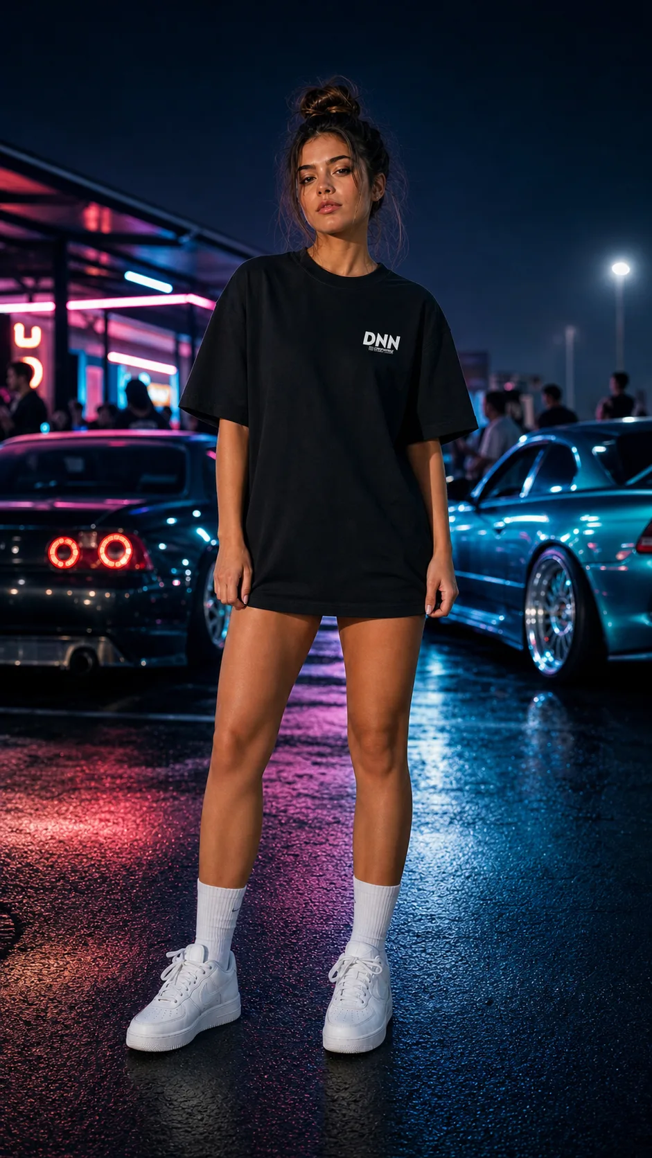Frau im schwarzen DNN Shirt von vorne