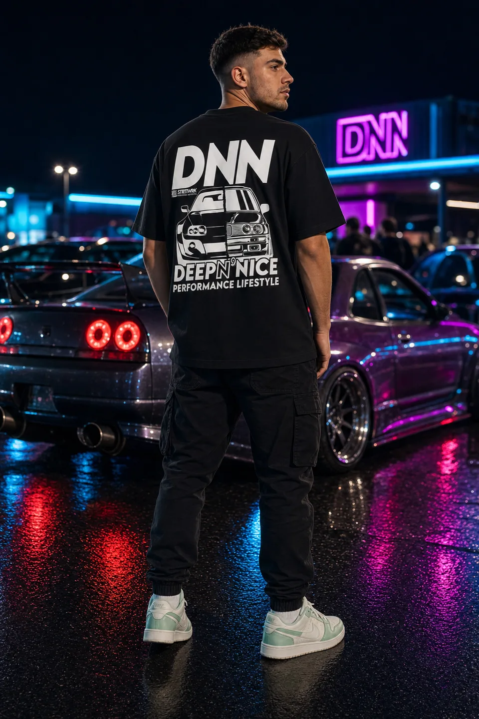Mann im schwarzen DNN Shirt von hinten